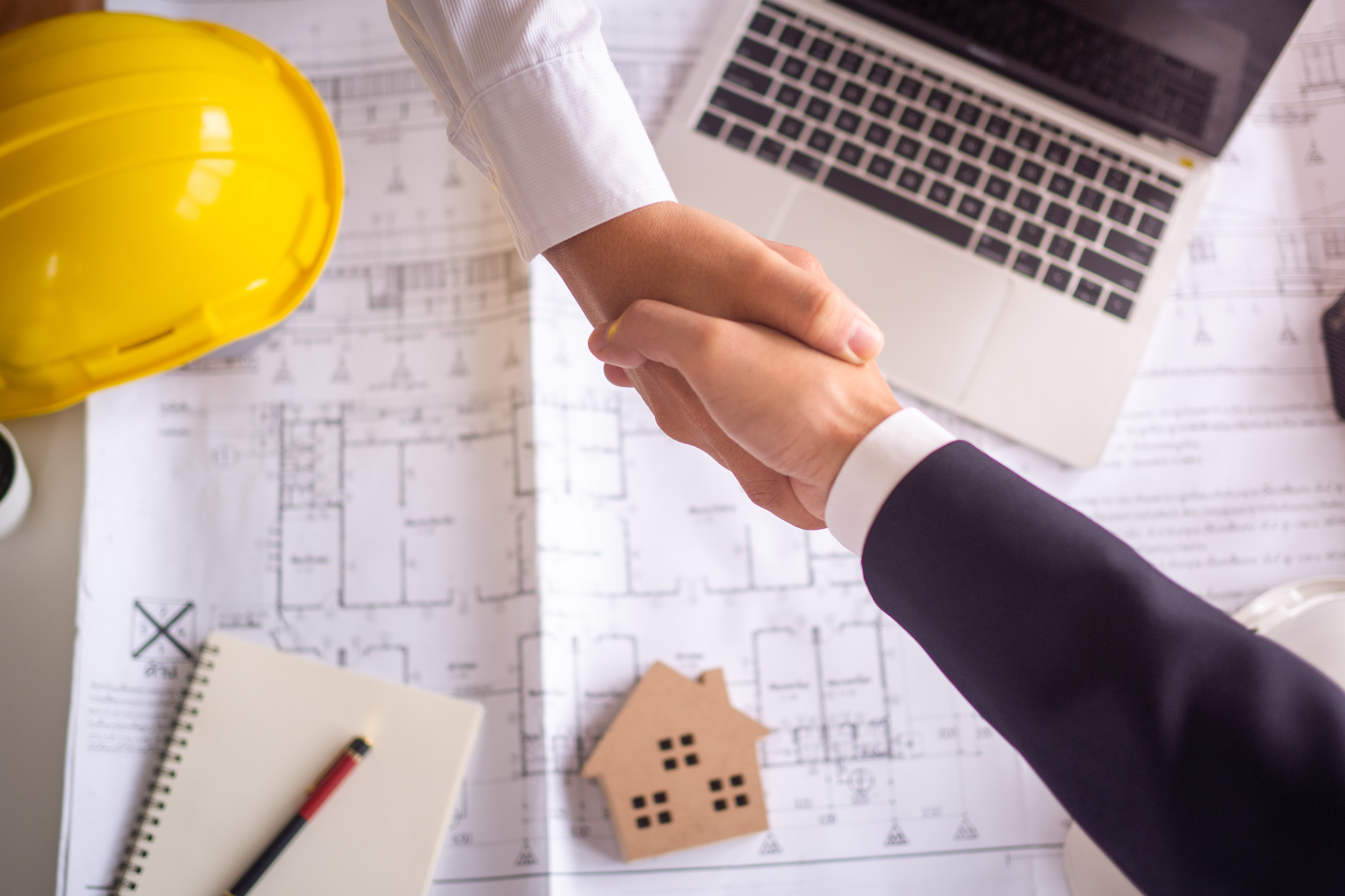 Professionelle Projektbesprechung im Immobilienbereich